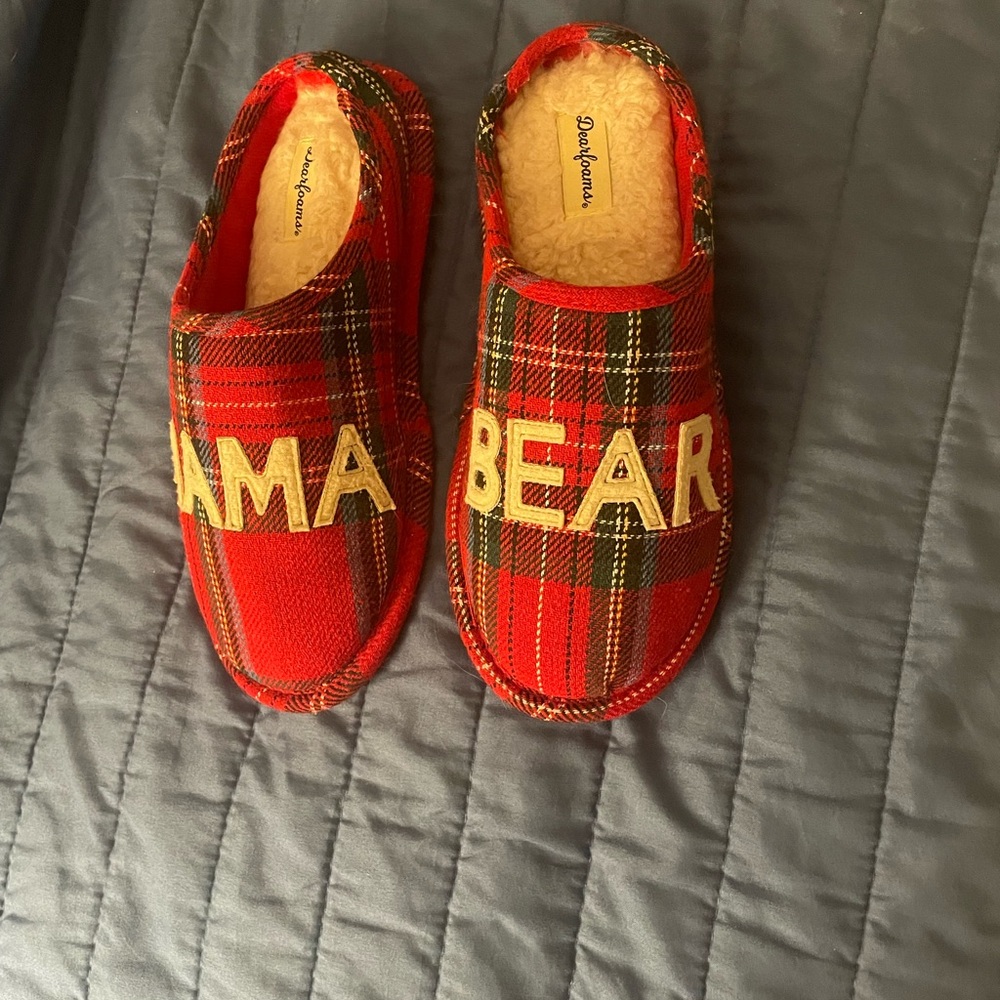 dear foam slippers  size 7.  new condition.  says “Mama Bear”
